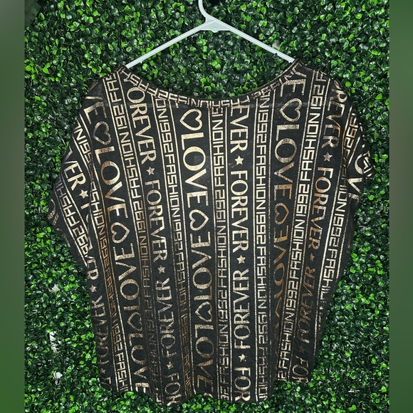 Graphic Button Crop Top - Picture 2 of 3